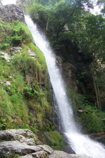 Vista lateral completa de la cascada de Firbia, en Oneta