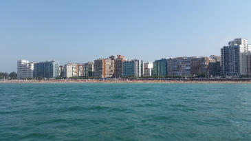 Playa de San Lorenzo, en verano, desde alta mar