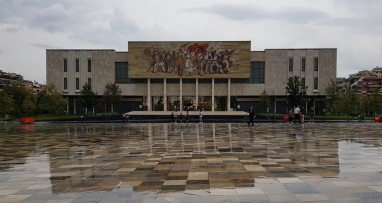 Museo Nacional de Historia, con mural del pueblo albanés