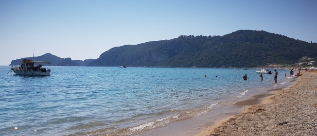Playa de Agios Georgios Pagon con Porto Timoni y Afionas al fondo