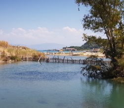 Laguna de Antinioti en su desembocadura por Agios Spiridon