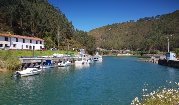Cofradía de Pescadores de Bustio, en el caño del Mazo, ría de Tina Mayor, Asturias